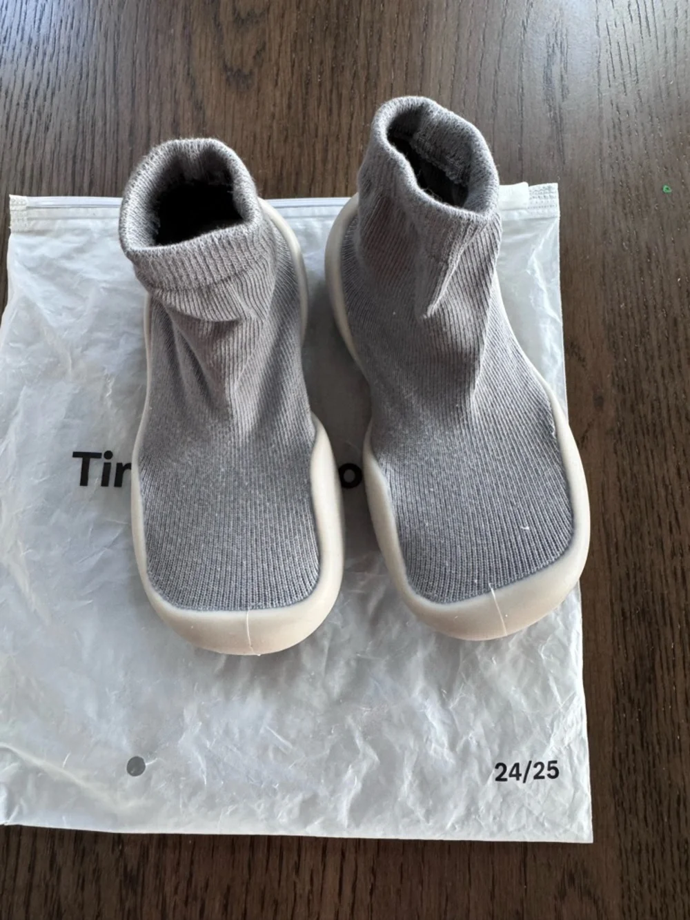 Brand New Size 24/25 (18-24M) Gray Baby & Walker Socks with Cream Soles